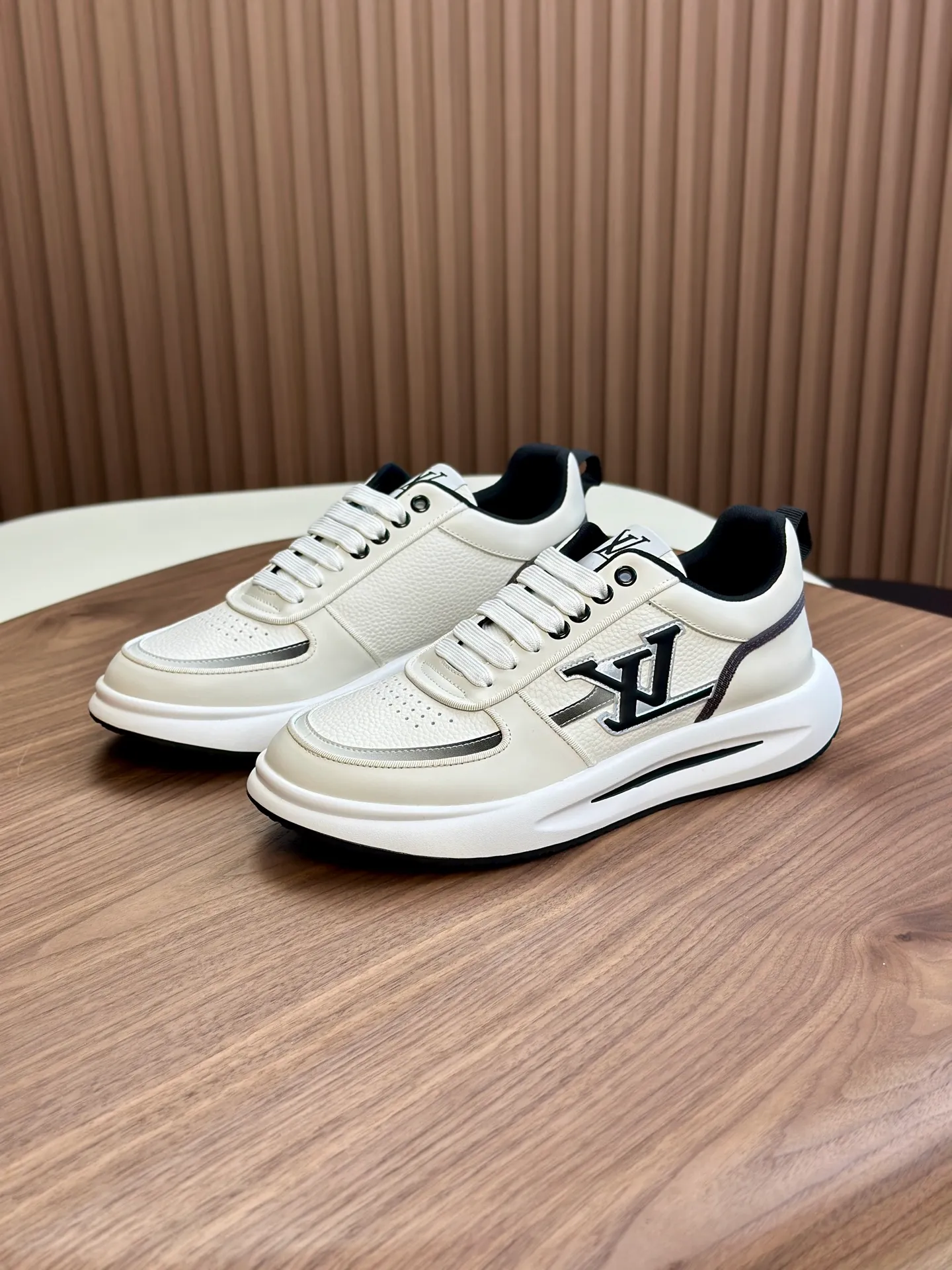 Men's shoes💰780 Lv 🔍Top purchasing agent🇮🇹 Louis Vuitton, the sports sneaker counter is synchronized, the uppers are imported from Italy, high-quality splicing colorful and complex crafts, the imported mesh padding is soft and comfortable, soles: original soles specially provided by the original factory, T men's men's shoes 💰U exclusive movable molded soles are super comfortable, original factory and single goods, 🔍🔍high quality, you can enter and leave the counter at will, welcome to compare, code number 38-44 (customized 45)